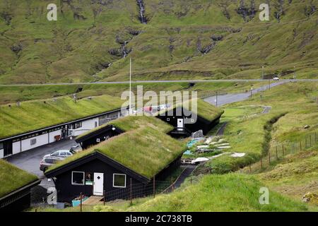 Case con tetto in erba aka tofano vicino alle isole Torshavn.Faroe Foto Stock