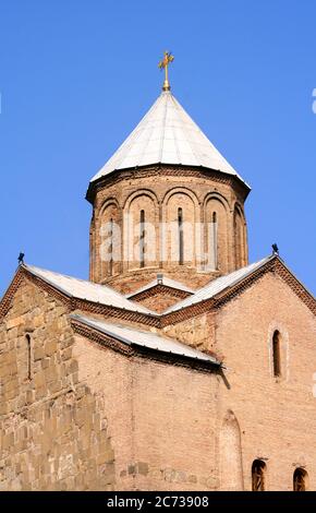 La Chiesa di Metekhi che costeggiano il fiume Kura a Tibilisi in Georgia. Foto Stock