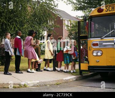 ANNI '60 ETNICAMENTE DIVERSO GRUPPO DI BAMBINI DELLA SCUOLA CHE TRASPORTANO LIBRI CHIOCCIOLE DEL PRANZO CHE OTTENGONO SUL BUS GIALLO DELLA SCUOLA ALLA FERMATA DI QUARTIERE - KS3100 HAR001 HARS LIFESTYLE FEMMINE CASA VITA COPIA SPAZIO AMICIZIA INTERA LUNGHEZZA ISPIRAZIONE MASCHI TRASPORTO VICINI LIBERTÀ SCUOLE GRADO DI QUARTIERE VEICOLO A MOTORE AFROAMERICANI CONOSCENZA AFROAMERICANA NERO ETNIA CHIOCCIOLE INTEGRATE PRIMARIE AMICHEVOLI ELEGANTE INTEGRAZIONE AUTOBUS COOPERAZIONE ETNICAMENTE GRADO GIOVANI SCUOLA PRE-TEEN PRE-TEEN RAGAZZA TOGETHERNESS TRANSITO CAUCASICO ETNIA HAR001 VEICOLI A MOTORE VECCHIO STILE AFROAMERICANI Foto Stock