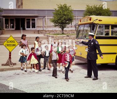 1960 GRUPPO DI BAMBINI ETNICAMENTE MISTO RAGAZZO E RAGAZZE CHE ATTRAVERSANO STRADA NELLA SCUOLA CHE ATTRAVERSA CON IL TRAFFICO POLIZIOTTO E BUS DI SCUOLA - KS3114 HAR001 POLIZIOTTO HARS GIOVANILE SICUREZZA ELEMENTARE LAVORO DI SQUADRA PUBBLICO STILE DI VITA FEMMINE COPIA SPAZIO A LUNGHEZZA PIENA PERSONE CHE SI PRENDONO CURA DI MASCHI RISCHIO UFFICIALE DI FIDUCIA TRASPORTO MISTO COP PROTEGGERE E SERVIRE SCUOLE GRADO PROTEZIONE AD ALTO ANGOLO FORZA MOTRICE ZONA DI VEICOLI AFROAMERICANI AFROAMERICANI E NERO ETNIA DIREZIONE IN DELLE PROFESSIONI PRIMARIE UNIFORMI UFFICIALI POLIZIOTTI AUTOBUS COPS SCUOLA ETNICAMENTE GRADO GIOVANI TOGETHERNESS BADGE DI TRANSITO Foto Stock