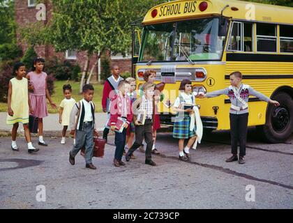 ANNI '60 GRUPPO ETNICAMENTE MISTO DI BAMBINI SCOLASTICI RAGAZZI RAGAZZE CHE ATTRAVERSANO LA STRADA CON BUS SCOLASTICO ASSISTITO DA SAFETY PATROL BOY - KS3103 HAR001 HARS LIBERTÀ MISTA OBIETTIVI SCUOLE GRADO DI PROTEZIONE VEICOLO A MOTORE AFROAMERICANI CONOSCENZA AFROAMERICANA LEADERSHIP ETNIA NERA DIREZIONE OPPORTUNITÀ INTEGRATA COLLEGAMENTO PRIMARIO PATROL ELEGANTE VARIE INTEGRAZIONE ASSISTITA COOPERAZIONE BUS VARIATA ETNIA GRADO SCUOLA CRESCITA GIOVANILE PATROL RAGAZZO TOGETHERNESS TRANSITO CAUCASICO ETNIA HAR001 VEICOLI A MOTORE VECCHIO STILE AFRO-AMERICANI Foto Stock