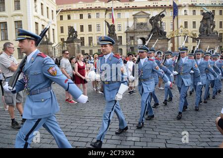 Cerimonia del cambio della guardia presso lo storico Castello di Praga nel cortile di Praga, Repubblica Ceca Foto Stock