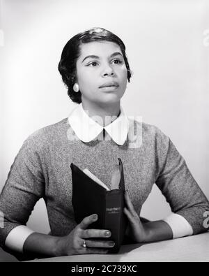 1950S 1960S DONNA AFROAMERICANA CHE TIENE LA BIBBIA GUARDANDO IN SU CHE PREGA - N196 HAR001 HARS RELIGIOSI AFROAMERICANI AFROAMERICANI CRISTIANESIMO PREGANO ETNIA NERA SU CONNESSIONE SANTO CONCETTUALE ELEGANTE SINCERO FEDE SOLENNE FEDELE FOCALIZZATO INTENSO MID-ADULT DONNA MID-ADULTA CREDENZA SPIRITUALE NERO E BIANCO ATTENTO DEVOUTE ANNIDARE HAR001 INTENTO ISPIRATORE AFROAMERICANI DI VECCHIA MODA Foto Stock