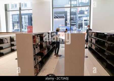 New York, Stati Uniti. 13 luglio 2020. Interno della Fondazione Stavros Niarchos Biblioteca visto il 1 ° giorno di apertura dopo che tutte le biblioteche sono state chiuse in mezzo COVID-19 pandemia. La Fondazione ha donato denaro per il completo rinnovo della biblioteca pubblica di Mid-Manhattan e fu rinominata dopo la fondazione. NYPL sono stati chiusi dal marzo 2020 e alcuni di loro sono stati riaperti per la prima volta in questo giorno per le persone di ritirare o lasciare libri di persona. (Foto di Lev Radin/Pacific Press) Credit: Pacific Press Agency/Alamy Live News Foto Stock