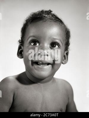 RITRATTO ANNI '60 SORRIDENTE AFROAMERICANO BAMBINO RAGAZZO - N2326 HAR001 HARS NERO E BIANCO HAR001 VECCHIO STILE AFROAMERICANI Foto Stock