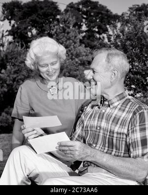 1960S SORRIDENTE UOMO ANZIANO DONNA SUBURBANA COPPIA MARITO E MOGLIE SEDUTA ALL'APERTO GUARDANDO AL CONTROLLO RICEVUTO NELLA POSTA - S14961 HAR001 HARS ANZIANO FEMMINE SALUTE CASA VITA COPIA SPAZIO AMICIZIA MEZZA LUNGHEZZA DONNE PERSONE UOMINI PENSIONE FIDUCIA ANZIANO UOMO ANZIANO ADULTO B&W ANZIANO DONNA PENSIONE FELICITÀ OLDSTERS ALLEGRO E ECCITAMENTO ORGOGLIO A NEL PAGAMENTO SORRIDE ANZIANI CONNESSIONE CONCETTUALE GIOIOSO ELEGANTE RICEVUTO TOGETHERNESS BIANCO E NERO ETNIA CAUCASICA HAR001 VECCHIO STILE Foto Stock