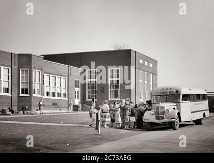 ANNI '50 STUDENTI RAGAZZI E RAGAZZE CHE LASCIANO LA COSTRUZIONE OTTENENDO SU BUS SCOLASTICO ALLA FINE DELLA GIORNATA SCOLASTICA EST LAMPETER PENNSYLVANIA USA - S99 HEL001 HARS E CONOSCENZA ESTERNA LANCASTER COUNTY PRIMARIO IMMOBILIARE CONNESSIONE STRUTTURE ELEGANTE EDIFICIO COOPERAZIONE GRADO DI CRESCITA SCUOLA MEDIA SCUOLA PRE-TEEN NERO E BIANCO CAUCASICA ETNIA VECCHIO ALLA MODA Foto Stock