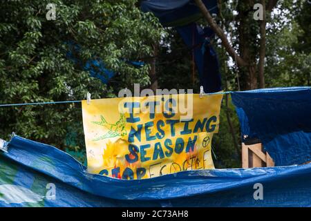 Denham, Regno Unito. 13 luglio 2020. Un banner che legge ‘IT's Nesting Season’ al Denham Protection Camp, Che è stato creato da attivisti ambientali della ribellione HS2 per cercare di ostacolare o prevenire la costruzione del collegamento ferroviario ad alta velocità £106 miliardi HS2 che rimarrà un contributo netto alle emissioni di CO2 durante i suoi 120 anni previsti. Credit: Mark Kerrison/Alamy Live News Foto Stock