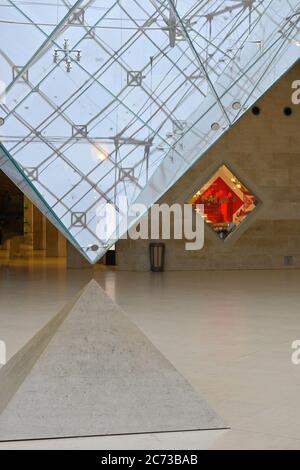 La Piramide Inversée (Piramide invertita) presso il museo del Louvre, famoso in tutto il mondo, Parigi FR Foto Stock