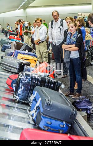 San Francisco California,Aeroporto Internazionale,SFO,aviazione,volo in arrivo,ritiro bagagli,bagagli,carosello valigia,nastro trasportatore,uomo uomo maschio,donna f Foto Stock