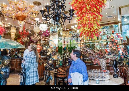 San Francisco California, Chinatown, Grant Avenue, shopping shopper shopping negozi mercati di mercato di vendita di mercato, negozi al dettaglio autobus Foto Stock