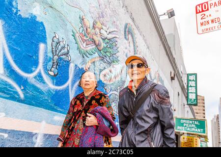 San Francisco California, Chinatown, Clay Street, quartiere etnico, asiatici asiatici immigrati etnici minoranza, adulti adulti uomo uomini maschio, donna w Foto Stock