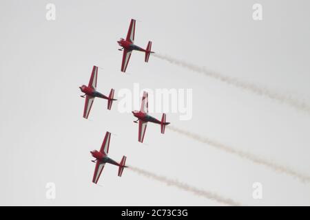 La squadra di dimostrazione acrobatica dei Falconi giordani reali, nella loro EA-300L extra, durante la loro esposizione all'East Fortune Airshow nel 2015. Foto Stock