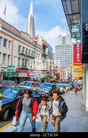 San Francisco California,Chinatown,quartiere,Clay Street,strada,marciapiede,donna asiatica donne,madre,genitore,genitori,ragazzi,maschio bambini chil Foto Stock