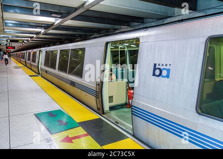 San Francisco California, Market Street, BART Montgomery Station, metropolitana, porta aperta, piattaforma, pendolarismo, CA110717014 Foto Stock