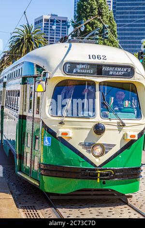 San Francisco California, l'Embarcadero, tram elettrico, trolley pole, ferrovia passeggeri, conducente, Fisherman's Wharf, CA110717039 Foto Stock