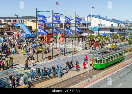 San Francisco California, l'Embarcadero, il Molo 39, l'area ricreativa sul lungomare, il Fisherman's Wharf, l'ingresso, l'affollato plaza, i negozi per lo shopping