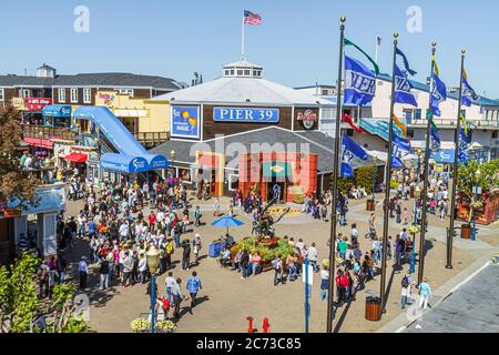 San Francisco California, l'Embarcadero, il Molo 39, l'area ricreativa sul lungomare, il Fisherman's Wharf, l'ingresso, l'affollato plaza, i negozi per lo shopping