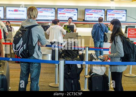 San Francisco California,Aeroporto Internazionale di San Francisco,SFO,aviazione,terminal,American Airlines,biglietteria,linea,coda,passeggeri ri Foto Stock