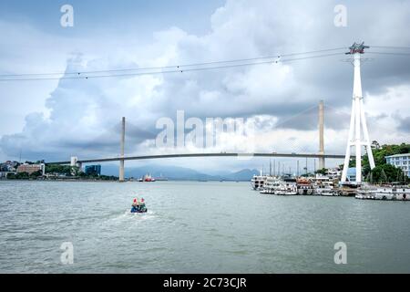 Halong Bay, provincia di Quang Ninh, Vietnam - 2 luglio 2020: Ponte della città di ha Long dove molti viaggi in barca turistica sulla baia di ha Long che Foto Stock