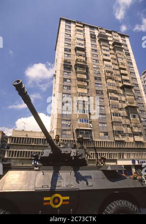 CARACAS, VENEZUELA, MARCH1989 - soldati in veicoli armati in strada durante lo stato di emergenza dopo proteste, rivolte e saccheggi a Caracas, conosciuto come il Caracazo. Foto Stock