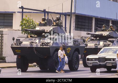 CARACAS, VENEZUELA, MARCH1989 - soldati in veicoli armati in strada durante lo stato di emergenza dopo proteste, rivolte e saccheggi a Caracas, conosciuto come il Caracazo. Foto Stock