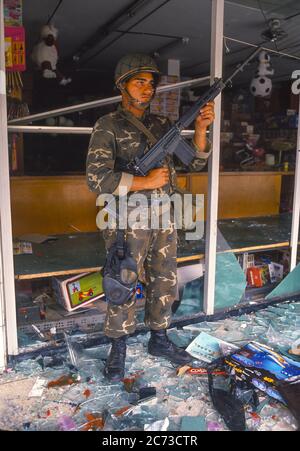 CARACAS, VENEZUELA, MARCH1989 - Soldato venezuelano militare che protegge il negozio saccheggiato durante lo stato di emergenza a Caracas, noto come il Caracazo. Foto Stock