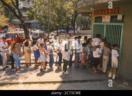 CARACAS, VENEZUELA, MARCH1989 - la gente aspetta in linea al negozio al supermercato, durante lo stato di emergenza da rivolte a Caracas, conosciuto come il Caracazo. Foto Stock