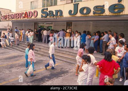 CARACAS, VENEZUELA, MARCH1989 - la gente aspetta in linea al supermercato durante lo stato di emergenza dopo le proteste, i disordini e il saccheggio a Caracas, conosciuto come il Caracazo. Foto Stock