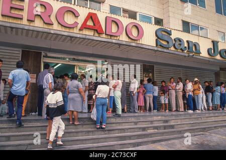 CARACAS, VENEZUELA, MARCH1989 - la gente aspetta in linea al supermercato durante lo stato di emergenza dopo le proteste, i disordini e il saccheggio a Caracas, conosciuto come il Caracazo. Foto Stock