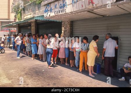 CARACAS, VENEZUELA, MARCH1989 - la gente aspetta in linea al supermercato durante lo stato di emergenza dopo le proteste, i disordini e il saccheggio a Caracas, conosciuto come il Caracazo. Foto Stock