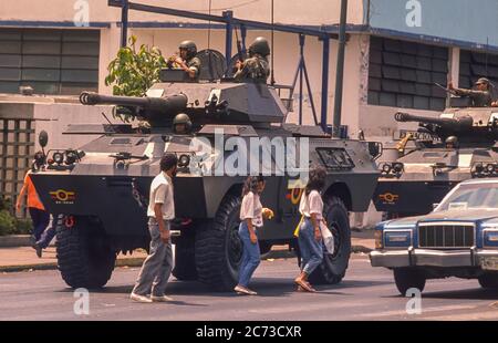 CARACAS, VENEZUELA, MARCH1989 - soldati in veicoli armati in strada durante lo stato di emergenza dopo proteste, rivolte e saccheggi a Caracas, conosciuto come il Caracazo. Foto Stock