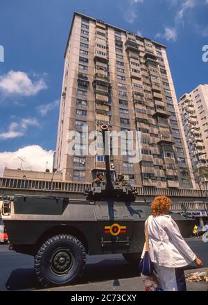 CARACAS, VENEZUELA, MARCH1989 - soldati in veicoli armati in strada durante lo stato di emergenza dopo proteste, rivolte e saccheggi a Caracas, conosciuto come il Caracazo. Foto Stock