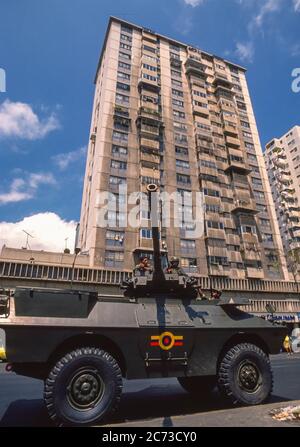 CARACAS, VENEZUELA, MARCH1989 - soldati in veicoli armati in strada durante lo stato di emergenza dopo proteste, rivolte e saccheggi a Caracas, conosciuto come il Caracazo. Foto Stock