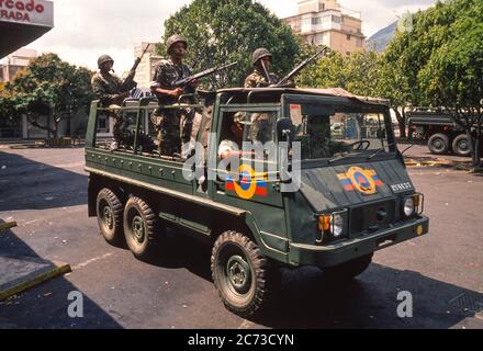 CARACAS, VENEZUELA, MARCH1989 - soldati in veicoli armati in strada durante lo stato di emergenza dopo proteste, rivolte e saccheggi a Caracas, conosciuto come il Caracazo. Foto Stock