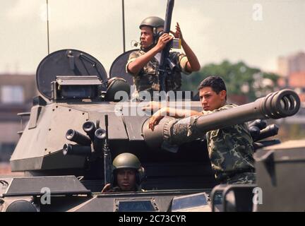 CARACAS, VENEZUELA, MARCH1989 - soldati in carro armato per veicoli armati in strada durante lo stato di emergenza dopo proteste, rivolte e saccheggi a Caracas, conosciuto come il Caracazo. Foto Stock