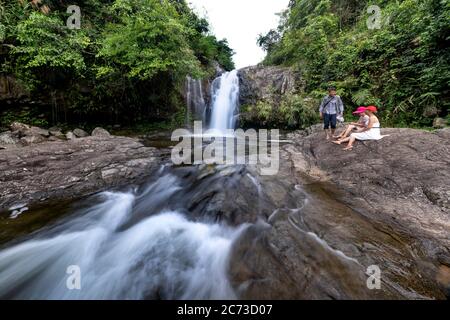 Distretto di Binh Lieu, Provincia di Quang Ninh, Vietnam - 4 luglio 2020: Cascata in una foresta tropicale nel distretto di Binh Lieu, provincia di Quang Ninh, Vietnam Foto Stock