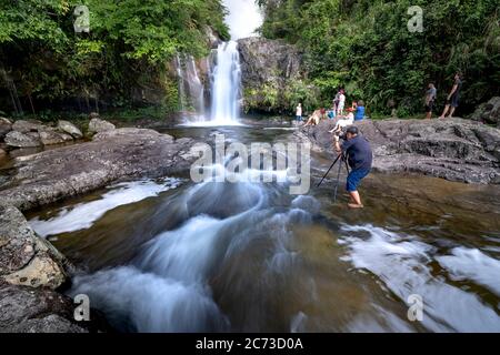 Distretto di Binh Lieu, Provincia di Quang Ninh, Vietnam - 4 luglio 2020: Cascata in una foresta tropicale nel distretto di Binh Lieu, provincia di Quang Ninh, Vietnam Foto Stock