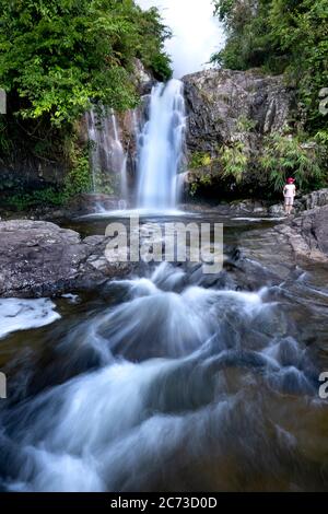 Distretto di Binh Lieu, Provincia di Quang Ninh, Vietnam - 4 luglio 2020: Cascata in una foresta tropicale nel distretto di Binh Lieu, provincia di Quang Ninh, Vietnam Foto Stock