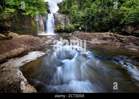 Distretto di Binh Lieu, Provincia di Quang Ninh, Vietnam - 4 luglio 2020: Cascata in una foresta tropicale nel distretto di Binh Lieu, provincia di Quang Ninh, Vietnam Foto Stock