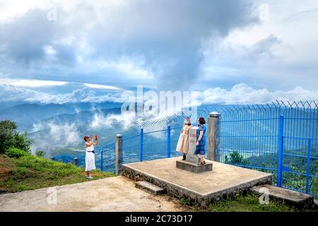 Distretto di Binh Lieu, Provincia di Quang Ninh, Vietnam - 3 luglio 2020: I turisti visitano la recinzione di confine e il punto di riferimento 1326 che delimita il confine tra Foto Stock