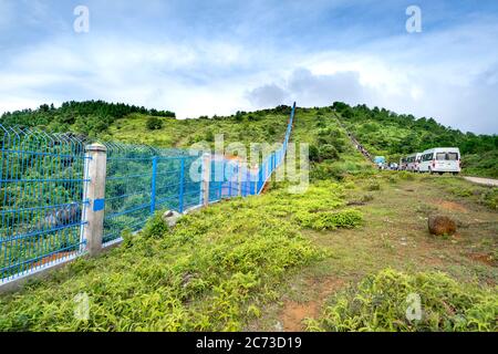 Distretto di Binh Lieu, Provincia di Quang Ninh, Vietnam - 3 luglio 2020: I turisti visitano la recinzione di confine e il punto di riferimento 1326 che delimita il confine tra Foto Stock