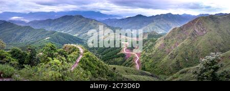 Immagine panoramica della zona dei monti Binh Lieu nella provincia di Quang Ninh nel Vietnam nordorientale. Questa è la regione di confine del Vietnam - Cina Foto Stock