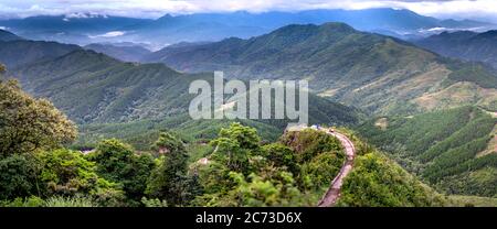 Immagine panoramica della zona dei monti Binh Lieu nella provincia di Quang Ninh nel Vietnam nordorientale. Questa è la regione di confine del Vietnam - Cina Foto Stock