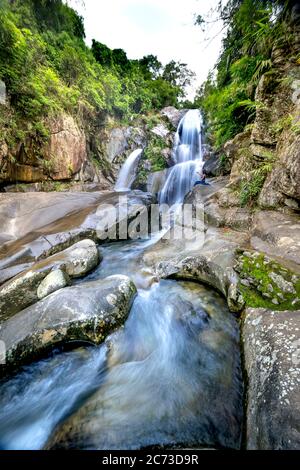 Distretto di Binh Lieu, Provincia di Quang Ninh, Vietnam - 4 luglio 2020: Cascata in una foresta tropicale nel distretto di Binh Lieu, provincia di Quang Ninh, Vietnam Foto Stock