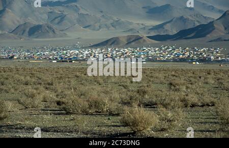 La città di Olgii è la capitale della provincia di Bayan-Olgii, nella Mongolia occidentale. Foto Stock