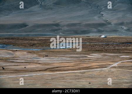 Il vasto deserto delle montagne di Altai in Mongolia occidentale è a casa per il kazako nomadi. Foto Stock