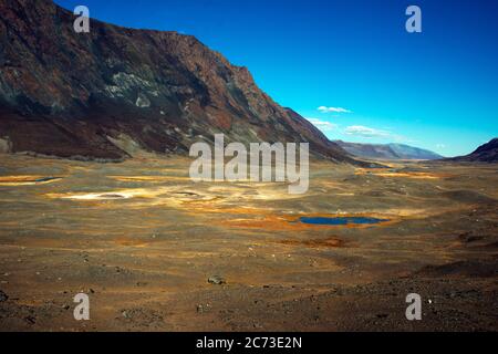 Il vasto deserto delle montagne di Altai in Mongolia occidentale è a casa per il kazako nomadi. Foto Stock