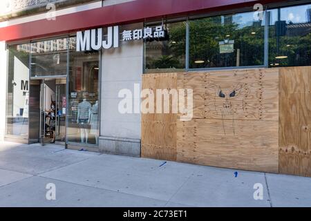 NEW YORK, NY - LUGLIO 13: Un negozio Muji sulla Fifth Avenue è visto il 13 Luglio 2020 a New York City. Foto Stock
