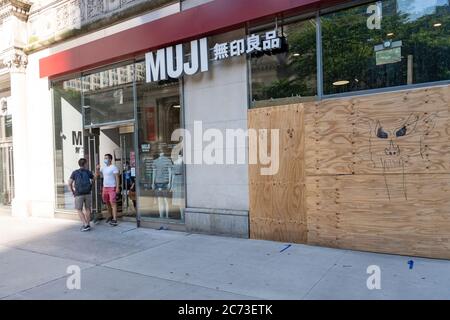 NEW YORK, NY - LUGLIO 13: Un negozio Muji sulla Fifth Avenue è visto il 13 Luglio 2020 a New York City. Foto Stock